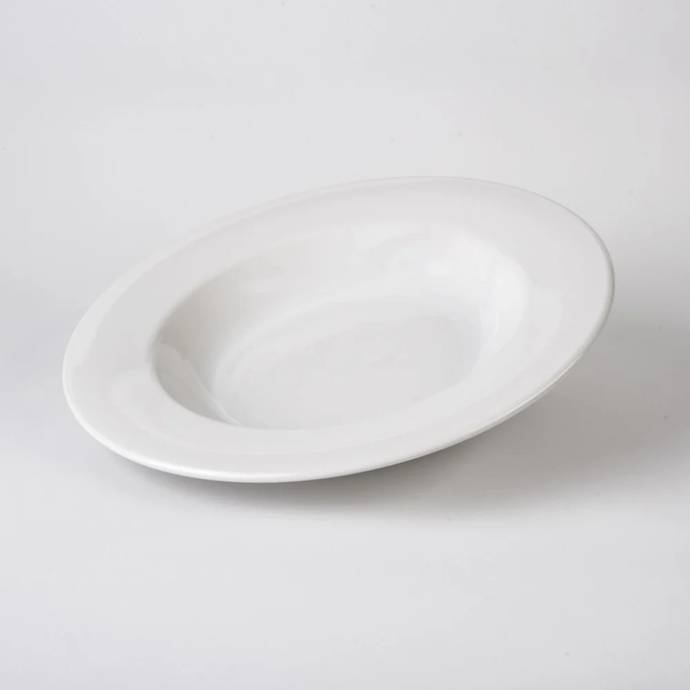 DPPR30 1 Plato Pasta Reno para Restaurante Línea Delta Clásica de 30 centímetros. Discreta elegancia, que aporta la notoriedad que usted requiere para sus acontecimientos más importantes. Calidad, consistencia y sencillez al servicio de su mesa. Esmalte de la mejor calidad con normas europeas. Resistente al choque térmico. Apto para horno convencional y microondas. Regresar a Vajilla Delta